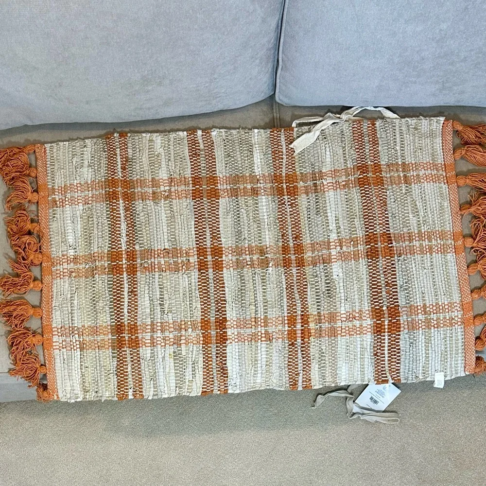 ✨NWT✨RUG 2 ft x 3 ft Orange White Tan Plaid w/ Tassels Eco-friendly